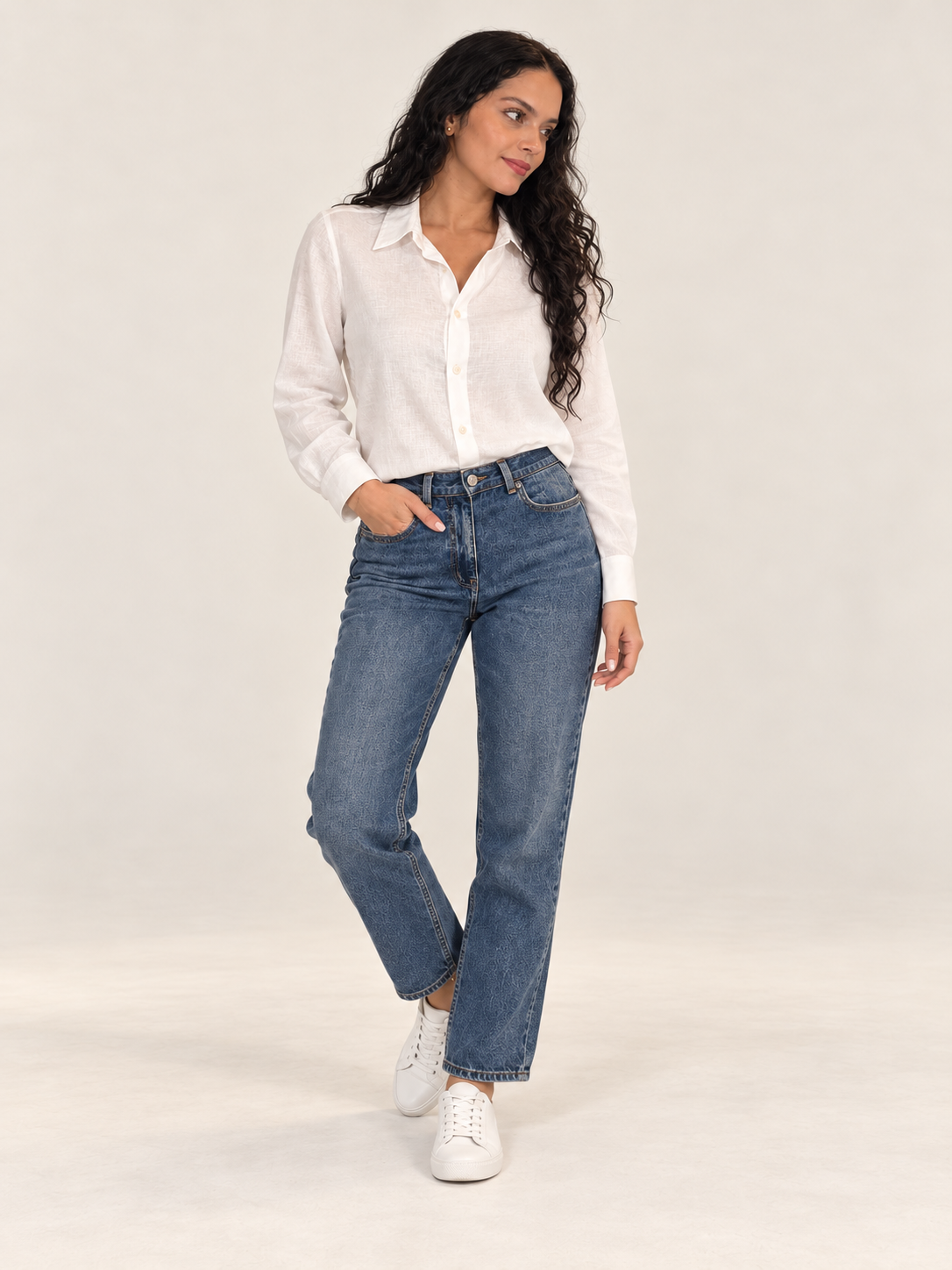 Camisa blanca, jeans azules y zapatillas blancas