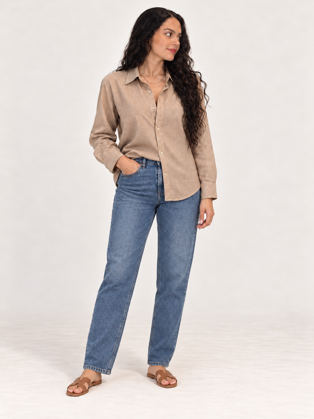 Camisa taupe con jeans clásicos