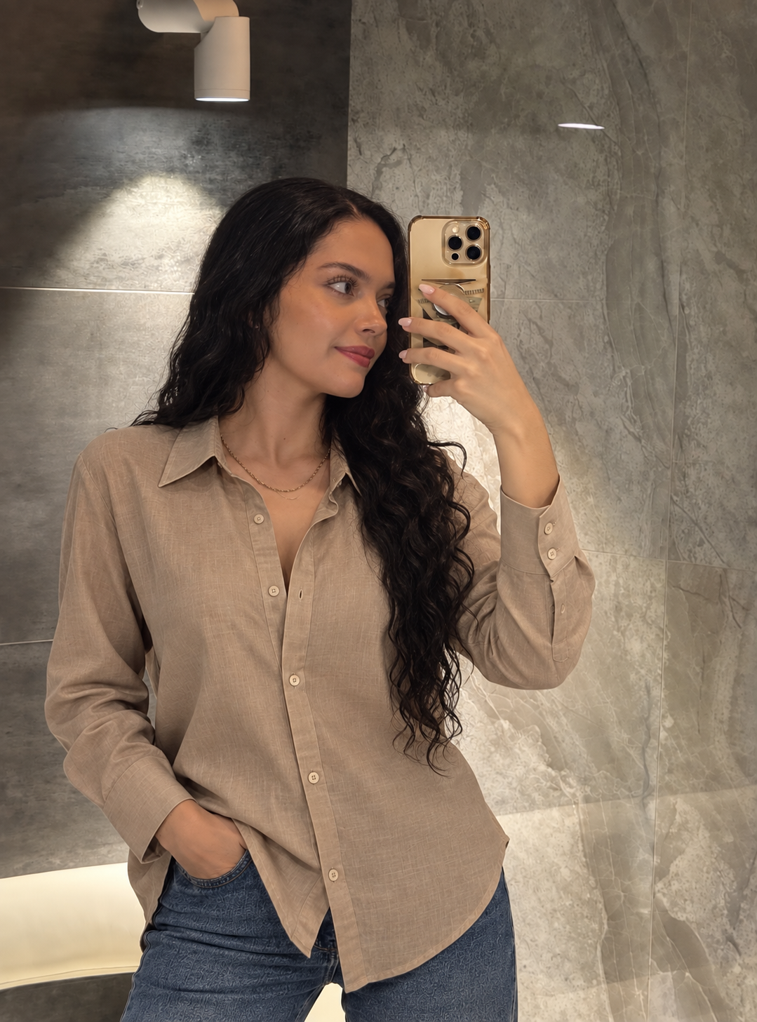 camisa marrona